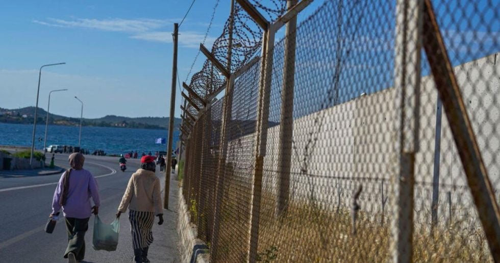 Παροχή σπιτιών στην Ευρώπη, αφιλόξενα καμπ στην Ελλάδα